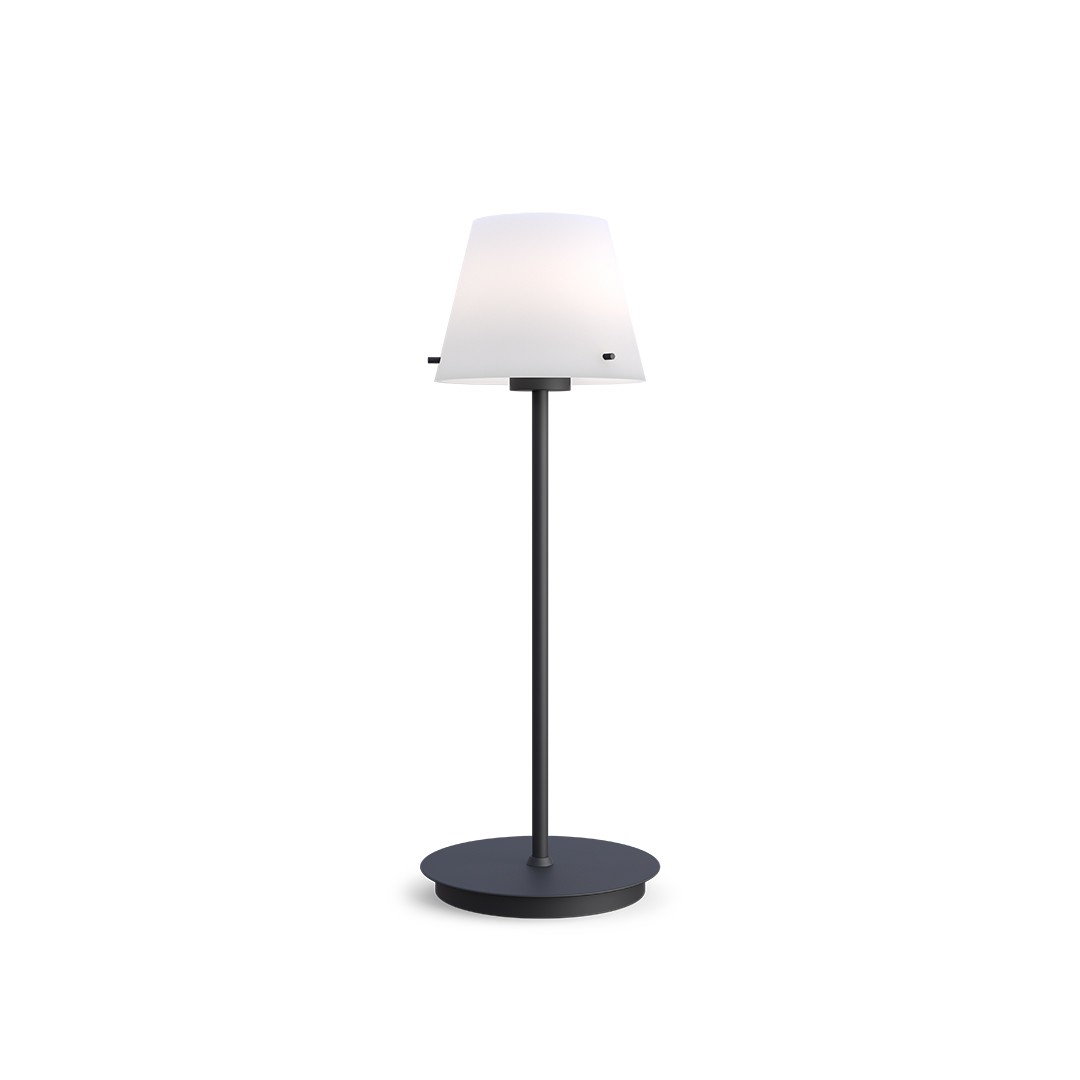 Gil 34cm Sort bordlampe Fra Herstal - Den er lavet af sort metal og har en hvid glasskærm, der spreder et blødt og behageligt lys.