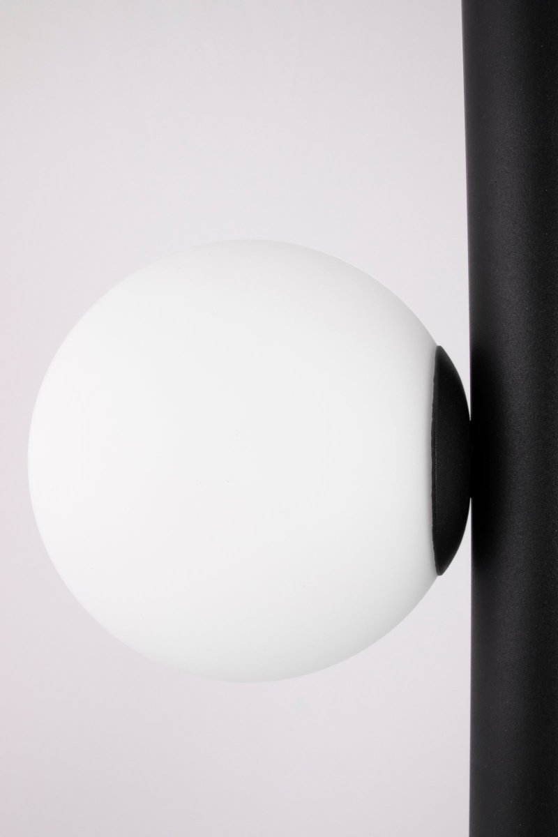 Pearl 23cm Sort loftslampe Fra Globen Lighting - Lampen har et 350 cm langt hvidt tekstilkabel med afbryder og stik, hvilket g&oslash;r den perfekt til at h&aelig;nge i et vindue, flere stykker i en klynge i et k&oslash;kken eller over et natbord.