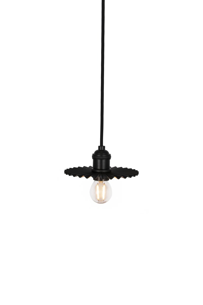 Omega Ø15 Sort vindueslampe Fra Globen Lighting - Omega er en netlampe til vinduer med en plisseret metalskærm, der fungerer lige så godt alene i et vindue som i en gruppe over køkkenbordet.