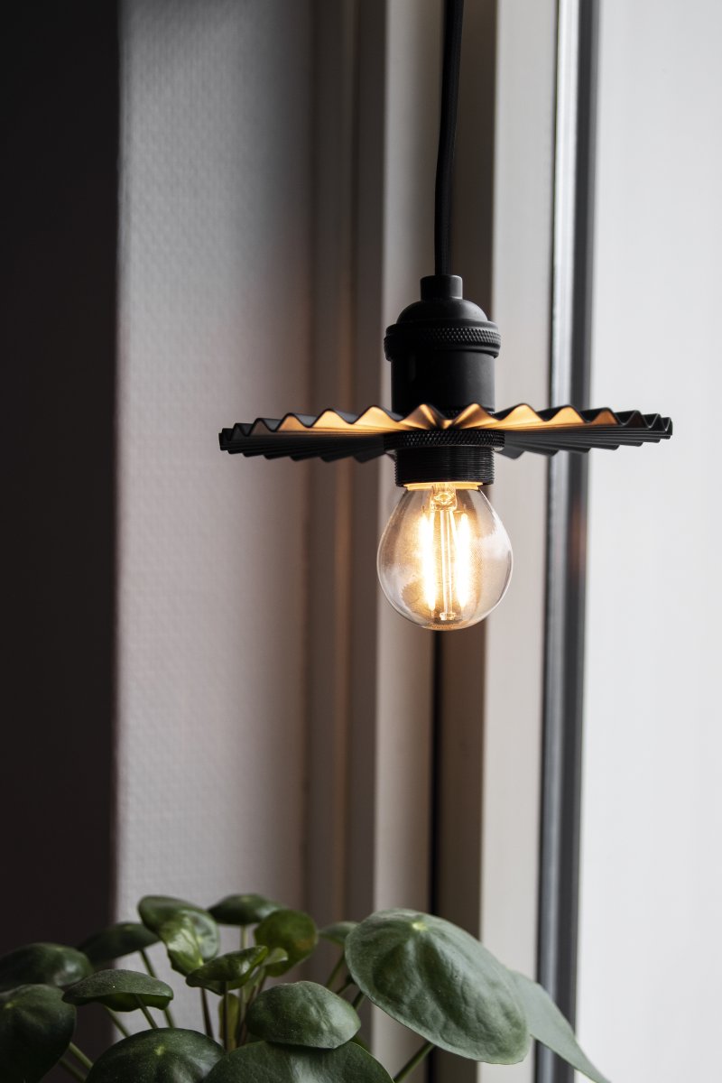 Omega Ø15 Sort vindueslampe Fra Globen Lighting - Omega er en netlampe til vinduer med en plisseret metalskærm, der fungerer lige så godt alene i et vindue som i en gruppe over køkkenbordet.