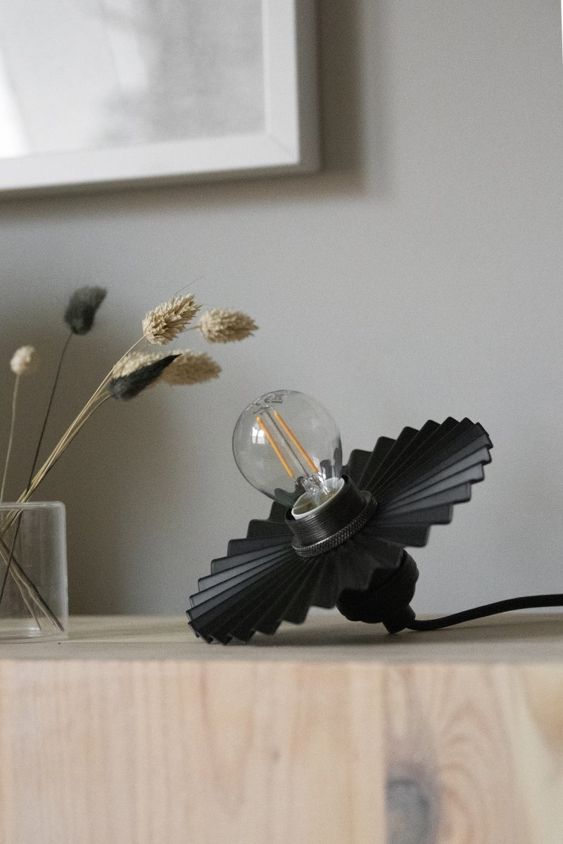 Omega Ø15 Sort vindueslampe Fra Globen Lighting - Omega er en netlampe til vinduer med en plisseret metalskærm, der fungerer lige så godt alene i et vindue som i en gruppe over køkkenbordet.