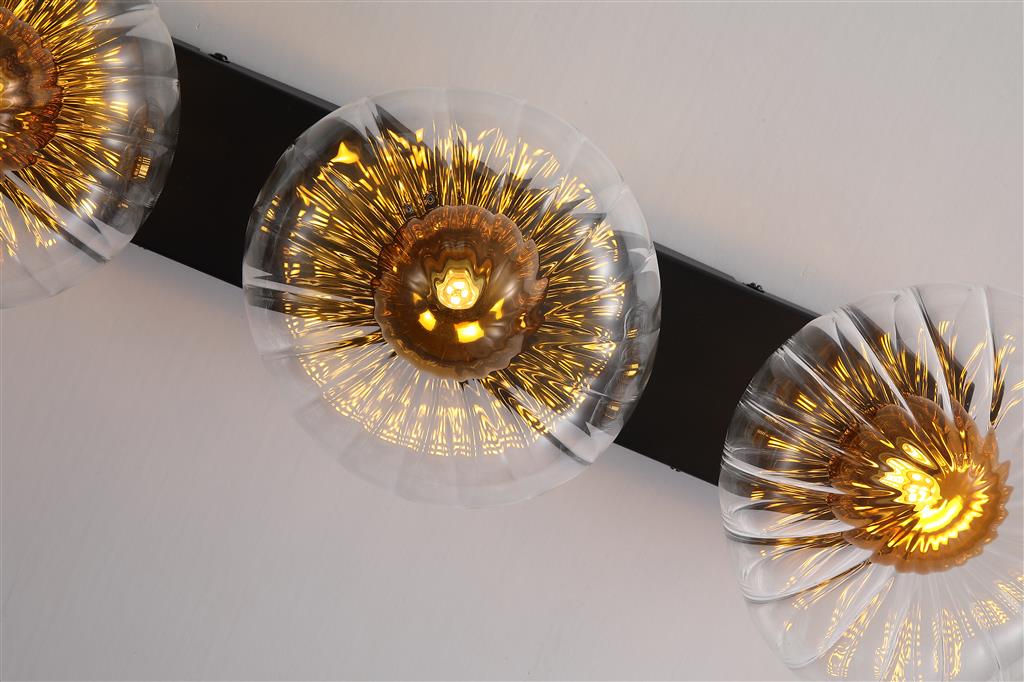 Sunbeam 52cm Gennemsigtig/sort væglampe Fra Searchlight - De runde, ribbede skærme i transparent glas har en smuk ravfarvet kuppel indeni, der skaber liv og struktur, samtidig med at den spreder lyset blødt og behageligt i rummet.