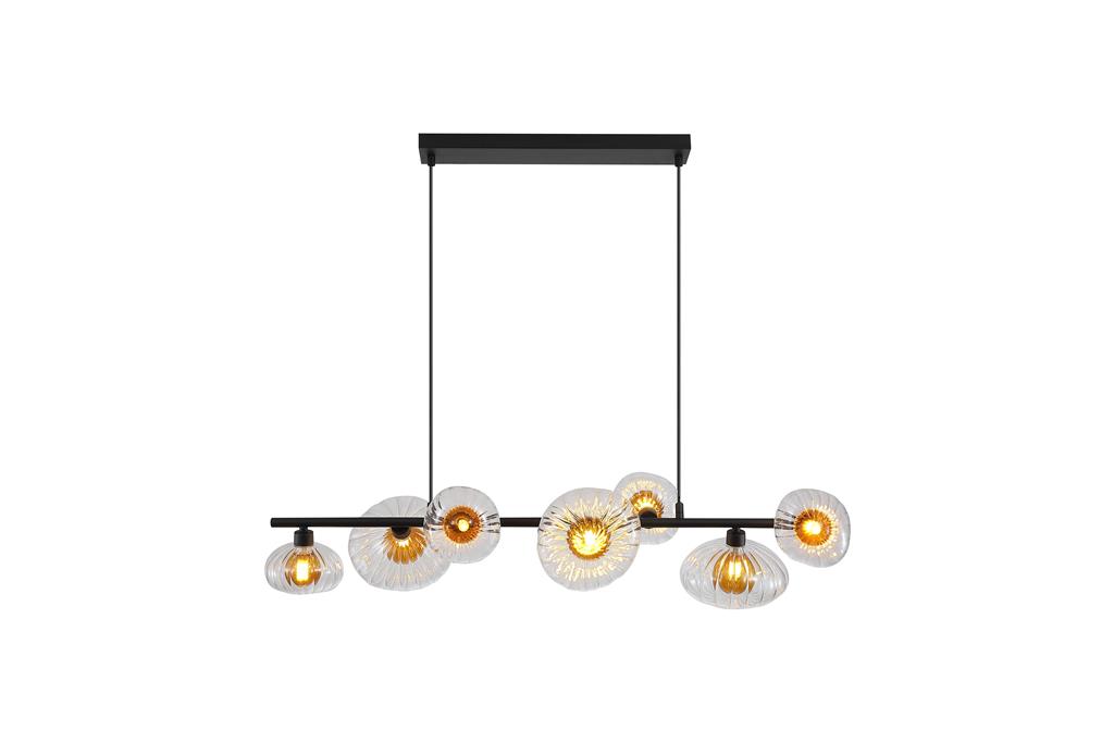 Sunbeam 90cm Gennemsigtig/sort loftslampe Fra Searchlight - Syv ribbede skærme i transparent glas med en varm ravfarvet kuppel indeni er placeret langs en matsort metalstang, hvilket skaber et udtryksfuldt design, der kombinerer funktion og dekorativ kunst.