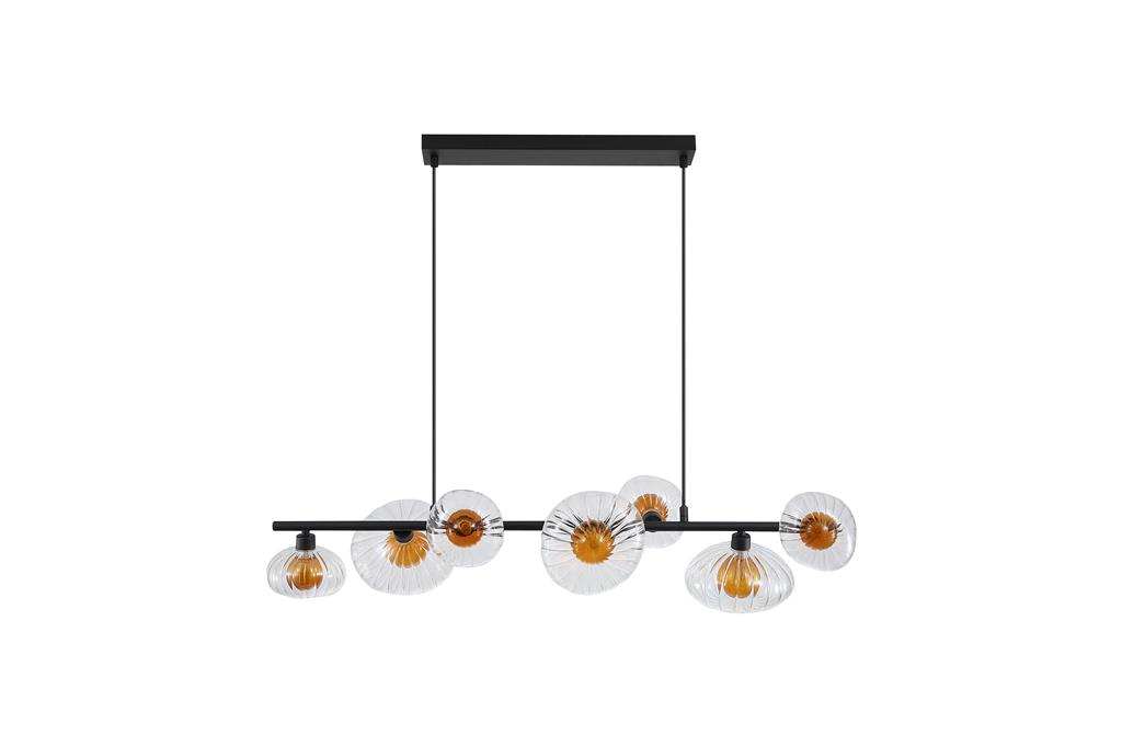 Sunbeam 90cm Gennemsigtig/sort loftslampe Fra Searchlight - Syv ribbede skærme i transparent glas med en varm ravfarvet kuppel indeni er placeret langs en matsort metalstang, hvilket skaber et udtryksfuldt design, der kombinerer funktion og dekorativ kunst.