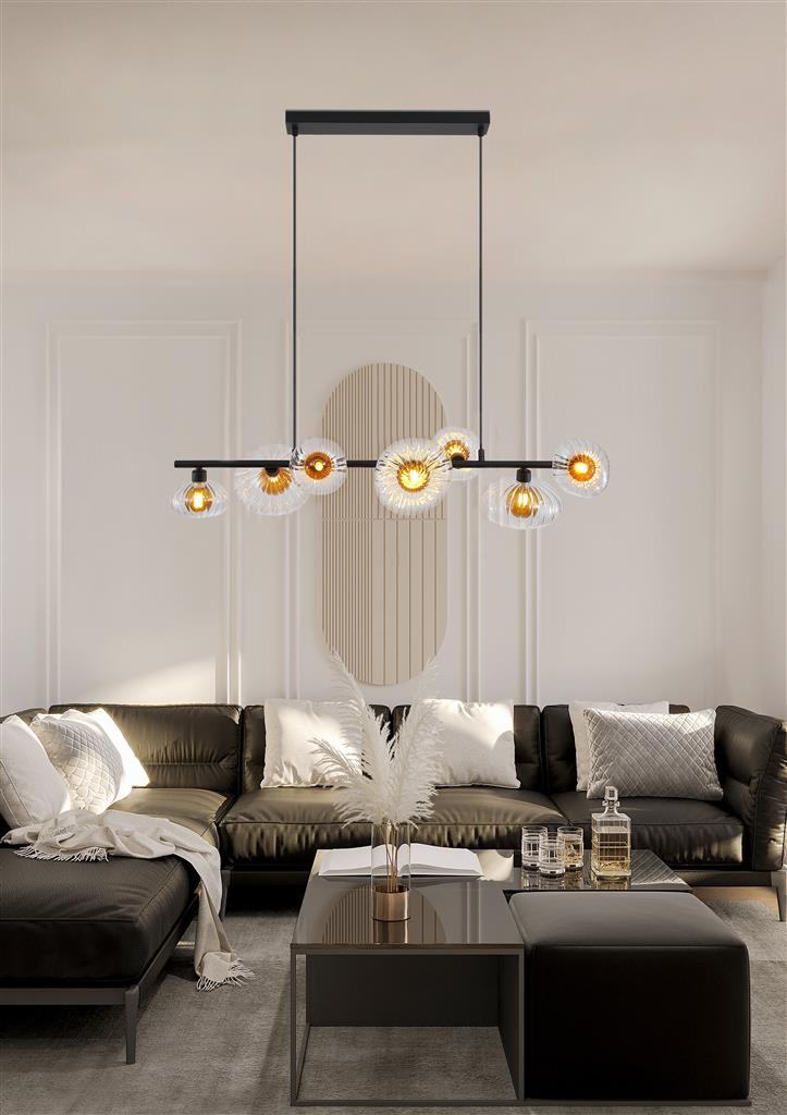 Sunbeam 90cm Gennemsigtig/sort loftslampe Fra Searchlight - Syv ribbede skærme i transparent glas med en varm ravfarvet kuppel indeni er placeret langs en matsort metalstang, hvilket skaber et udtryksfuldt design, der kombinerer funktion og dekorativ kunst.