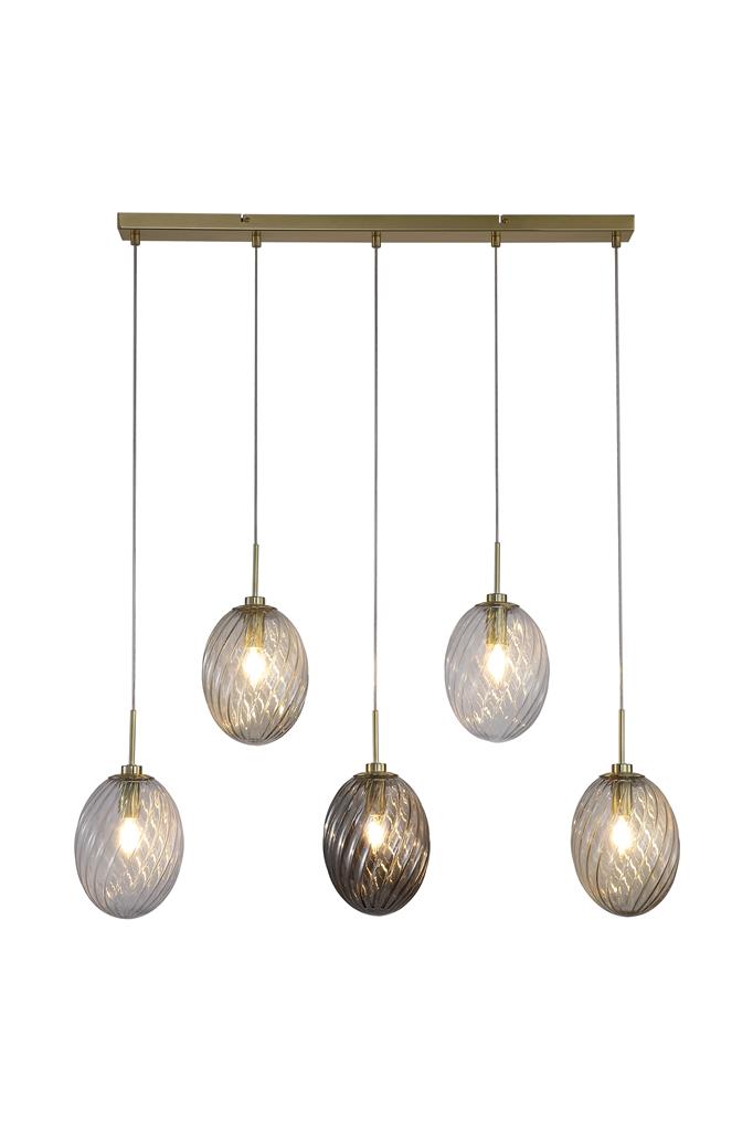 Whirl 92cm Messing loftslampe Fra Searchlight - De hvirvlende ribber i glasset skaber struktur og en levende lysfordeling, der giver rummet en blød og indbydende atmosfære.