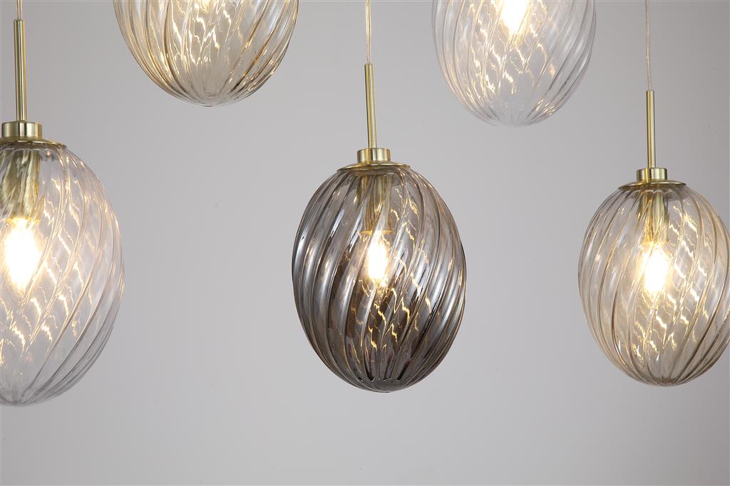 Whirl 92cm Messing loftslampe Fra Searchlight - De hvirvlende ribber i glasset skaber struktur og en levende lysfordeling, der giver rummet en blød og indbydende atmosfære.