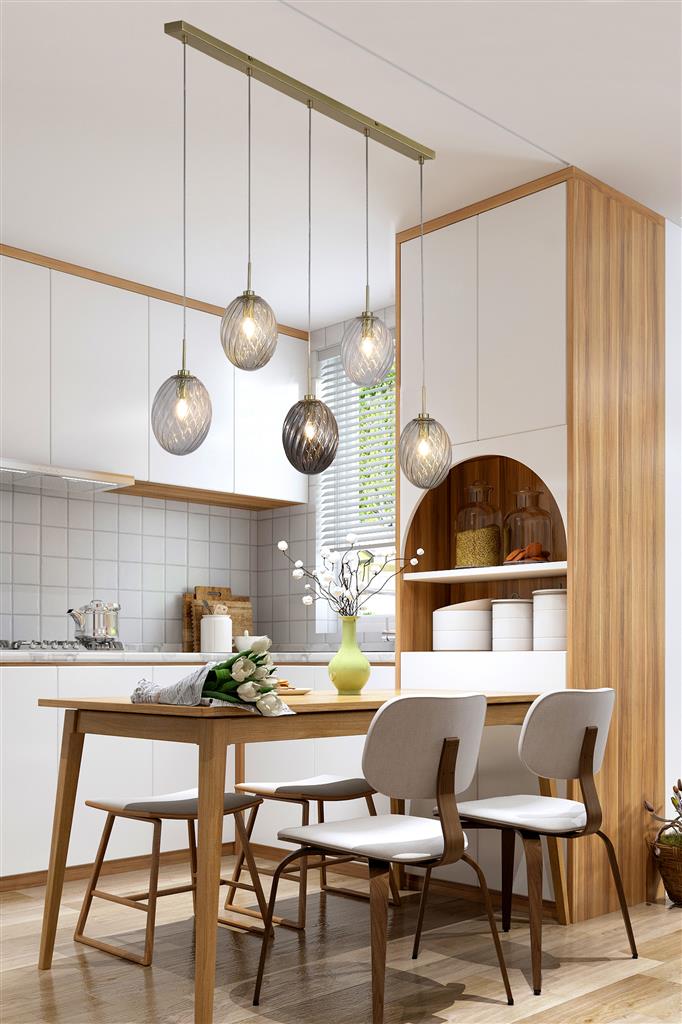 Whirl 92cm Messing loftslampe Fra Searchlight - De hvirvlende ribber i glasset skaber struktur og en levende lysfordeling, der giver rummet en blød og indbydende atmosfære.