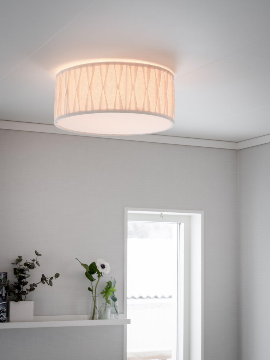 Plissé Ø45 Hvid plafond Fra PR Home - Plissé er en stilfuld loftslampe, der kombinerer moderne design med en blød og hyggelig fornemmelse.