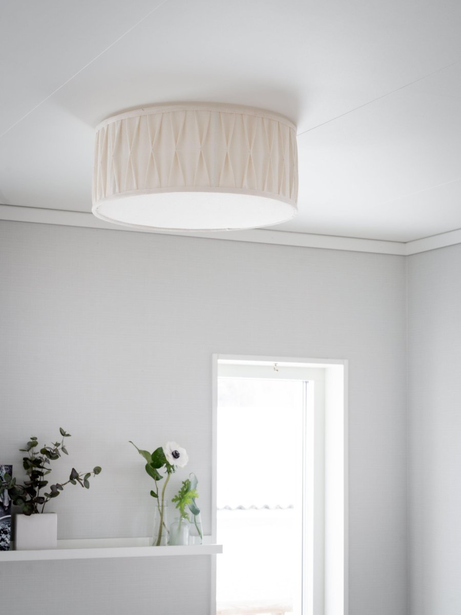 Plissé Ø45 Hvid plafond Fra PR Home - Plissé er en stilfuld loftslampe, der kombinerer moderne design med en blød og hyggelig fornemmelse.