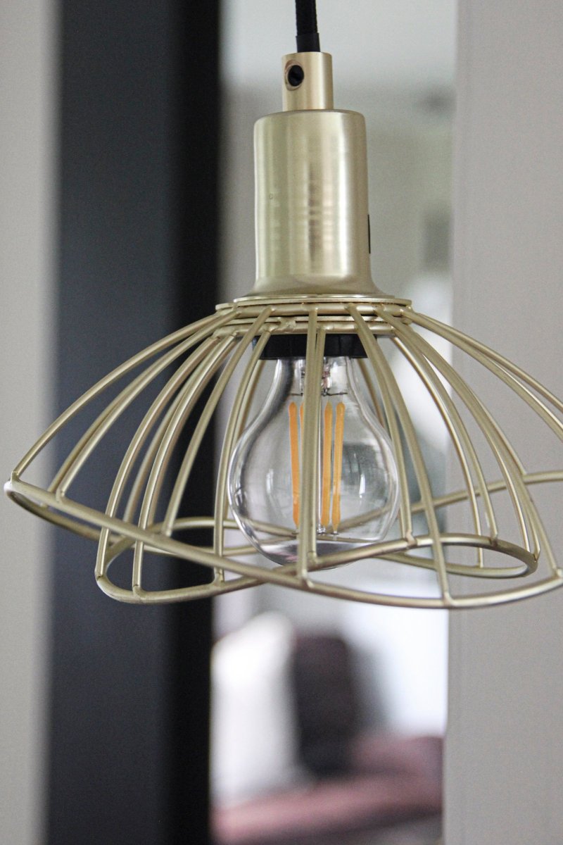 Ray Ø16 Børstet messing loftslampe Fra Globen Lighting - Ray loftslampe med sin b&oslash;lgende metalsk&aelig;rm i mat sort er en lille og p&aelig;n lampe, der er lige s&aring; smuk i sin enkelthed alene i et vindue, is&aelig;r; som at lave en klynge med flere stykker i f.