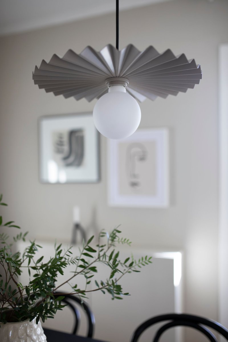 Omega Ø35 Mudder loftslampe Fra Globen Lighting - Omega-vedhænget tager føringen og skiller sig ud i et rum med sin foldede og beigefarvede metalskærm.