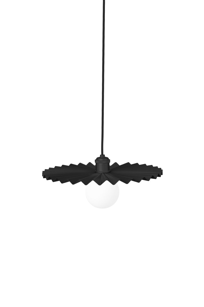 Omega Ø35 Sort loftslampe Fra Globen Lighting - Omega er en loftlampe med en plisseret metalskærm, der giver rummet et særpræg.