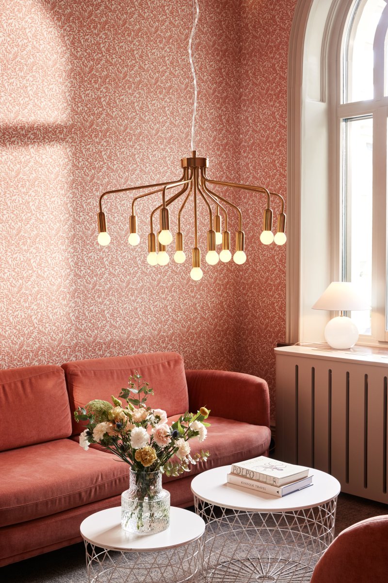 Roots Ø70 Børstet messing loftslampe Fra Globen Lighting - Roots &auml;r en elegant och tidl&ouml;s pendel tillverkad av metall med en borstad m&auml;ssingfinish.