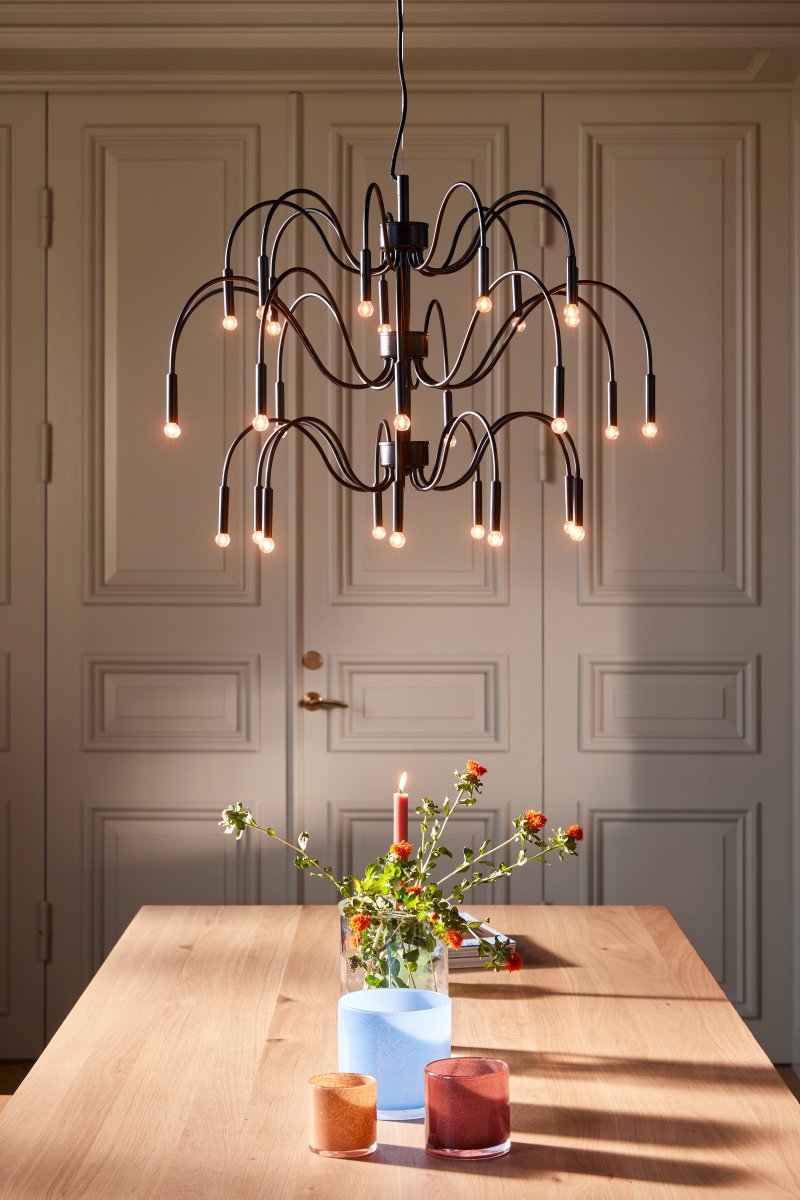 Ben Ø70 Sort loftslampe Fra Globen Lighting - Lampen er lavet af matlakeret sort metal, har en 300 cm lang sort tekstilledning med ledning og en matchende baldakin af metal.
