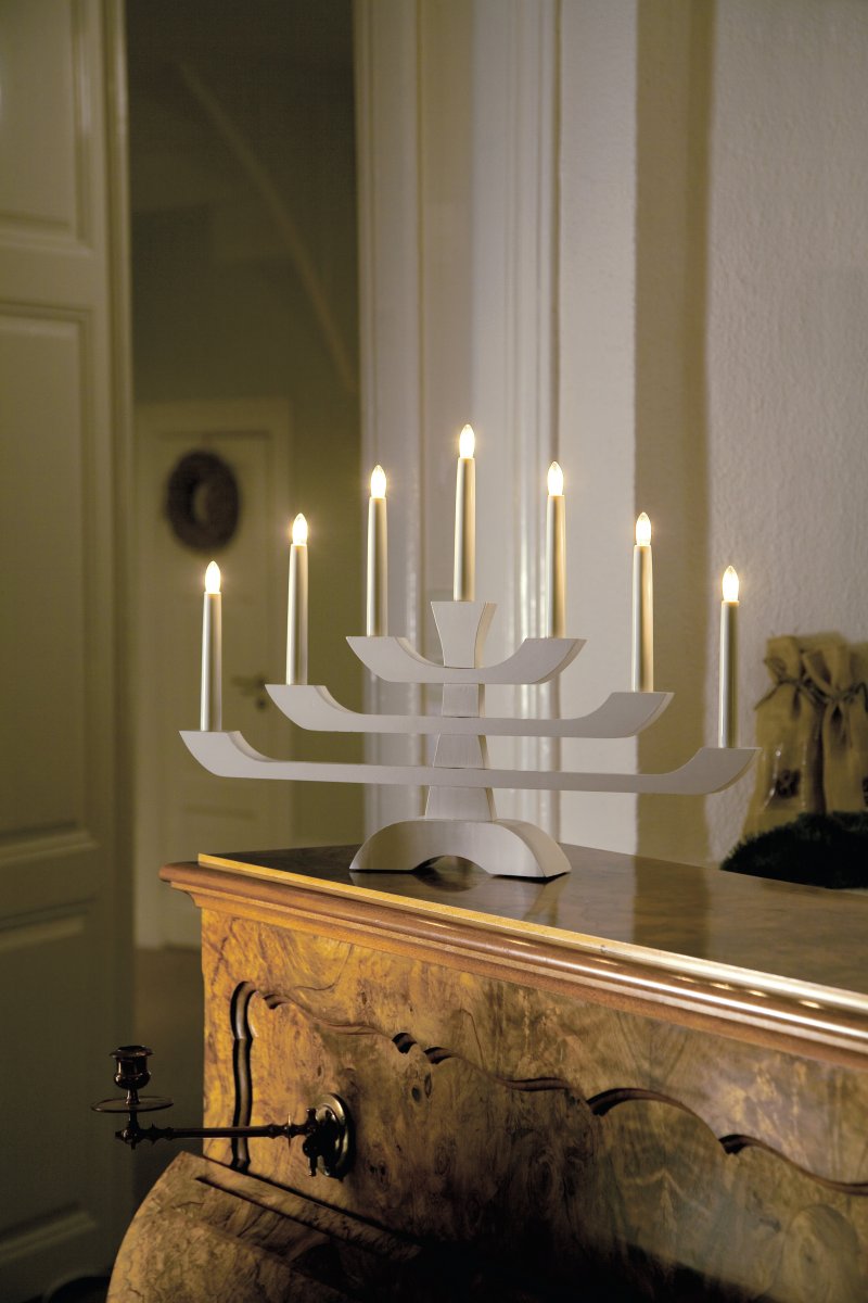 Candelabra 7 Lights Hvid Fra Konstsmide - Med sine tre stilfulde niveauer og syv varmhvide lys kombinerer den klassisk charme med moderne design.