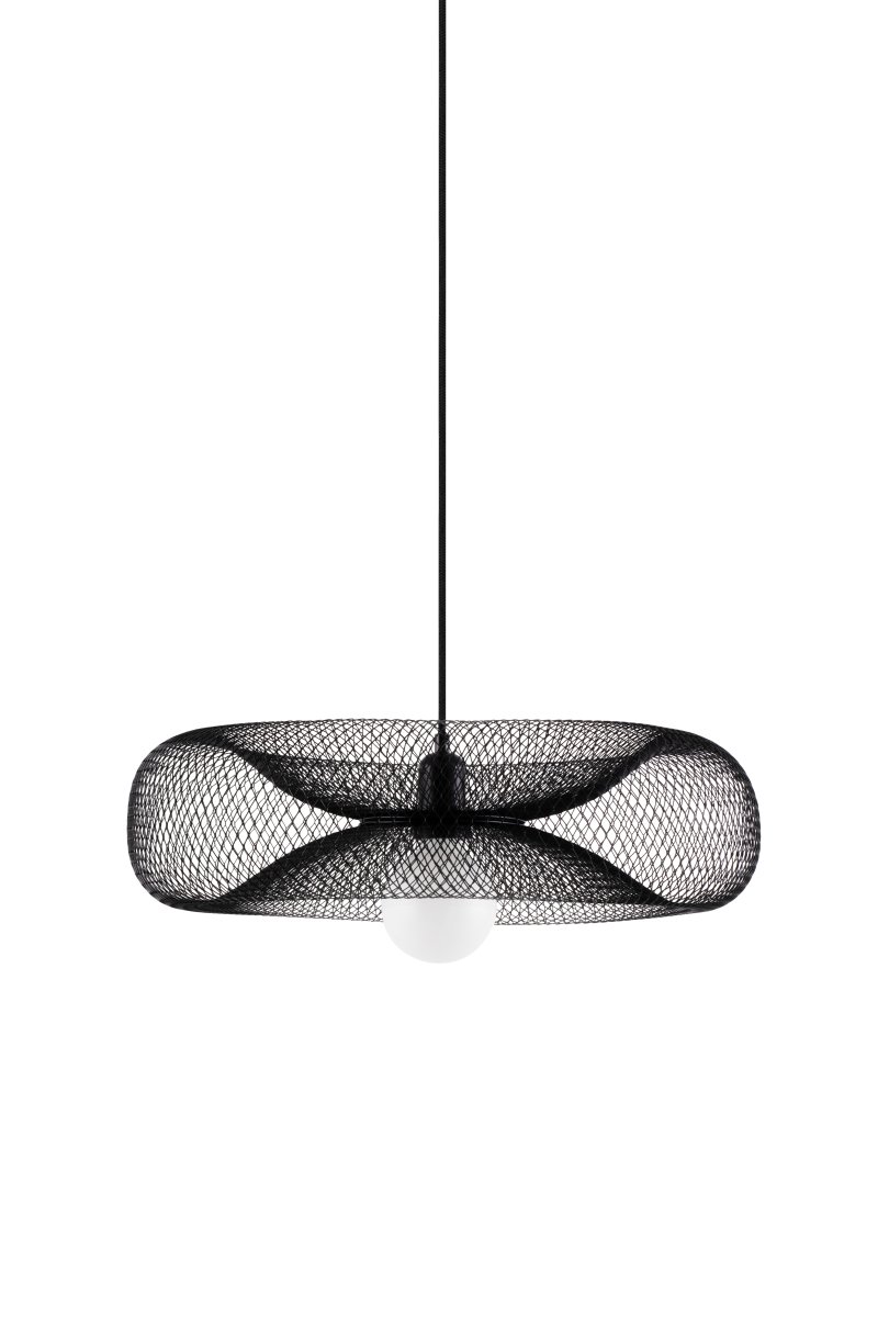 Torus Ø50 Sort loftslampe Fra Globen Lighting - Torus &auml;r en luftig och mjuk pendel tillverkad av galvaniserat svart metalln&auml;t.