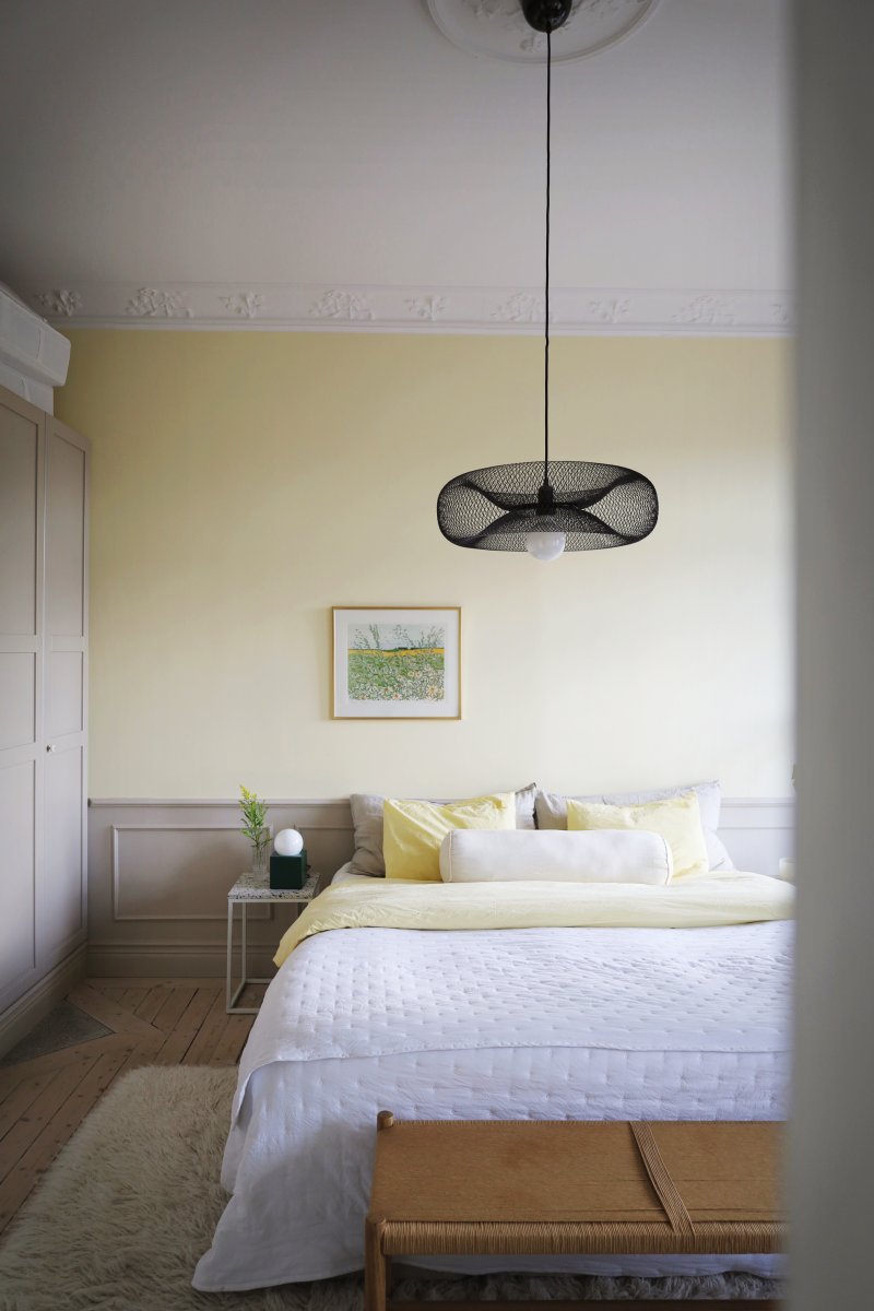 Torus Ø50 Sort loftslampe Fra Globen Lighting - Torus &auml;r en luftig och mjuk pendel tillverkad av galvaniserat svart metalln&auml;t.