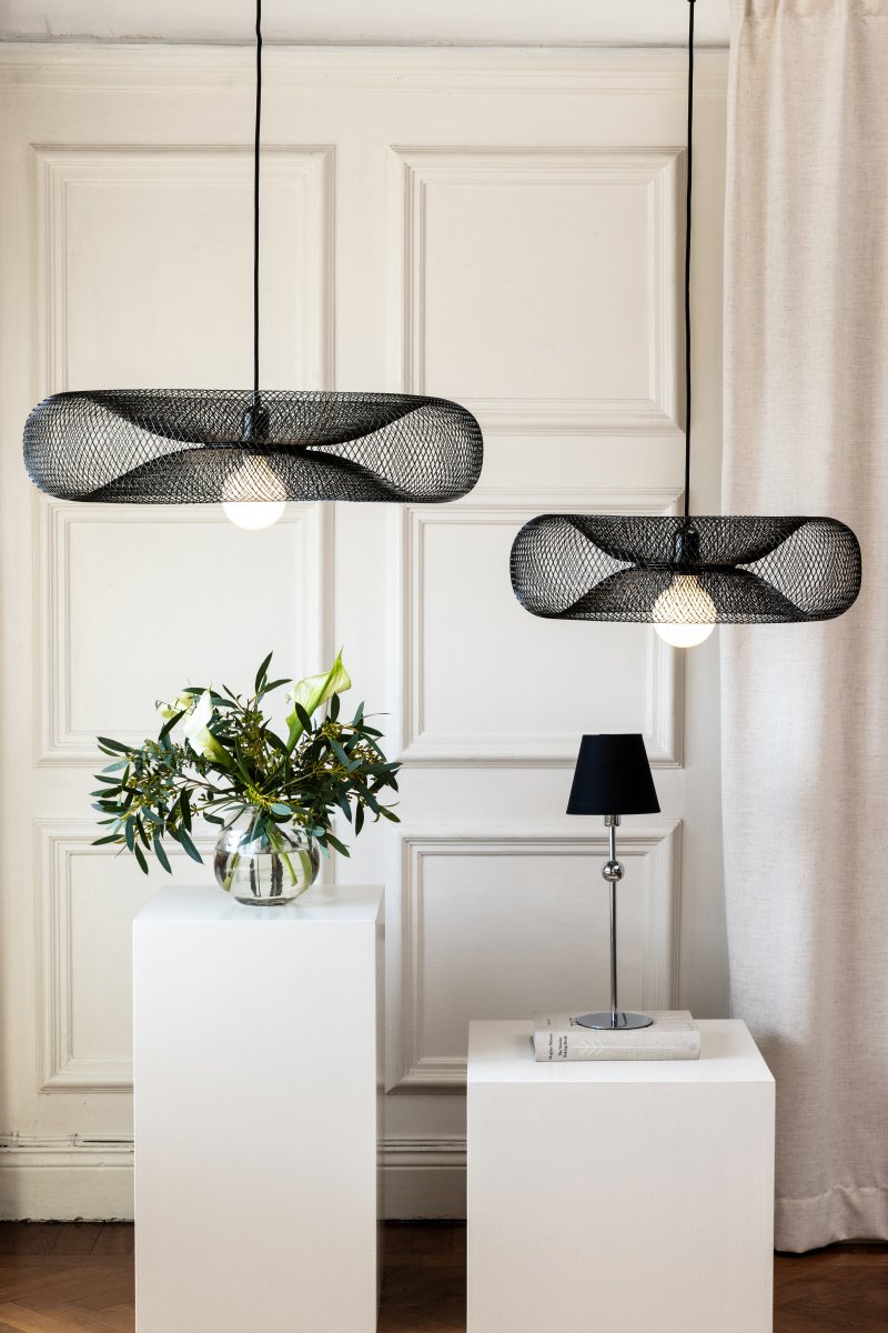 Torus Ø65 Sort loftslampe Fra Globen Lighting - Torus &auml;r en luftig och mjuk pendel tillverkad av galvaniserat svart metalln&auml;t.