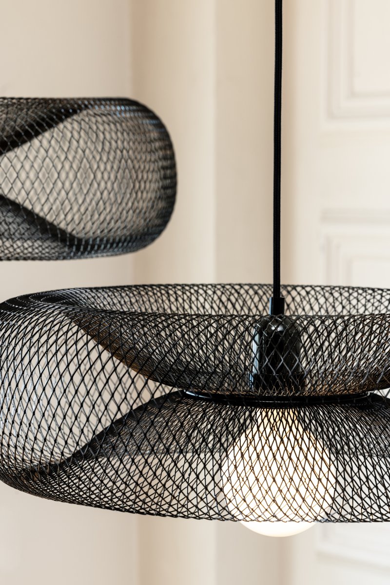 Torus Ø65 Sort loftslampe Fra Globen Lighting - Torus &auml;r en luftig och mjuk pendel tillverkad av galvaniserat svart metalln&auml;t.