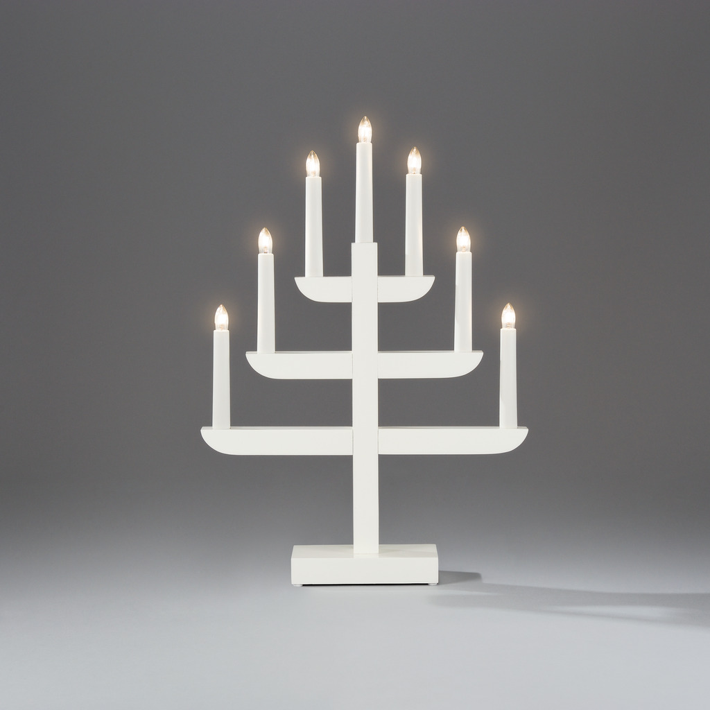 Candelabra 7 Lights Hvid Fra Konstsmide - Med sine tre stilfulde niveauer og syv varmhvide lys kombinerer den klassisk charme med moderne design.