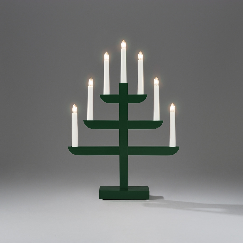 Candelabra 7 Lights Mørkegrøn Fra Konstsmide - Med sine tre stilfulde niveauer og syv varmhvide lys kombinerer den klassisk charme med moderne design.
