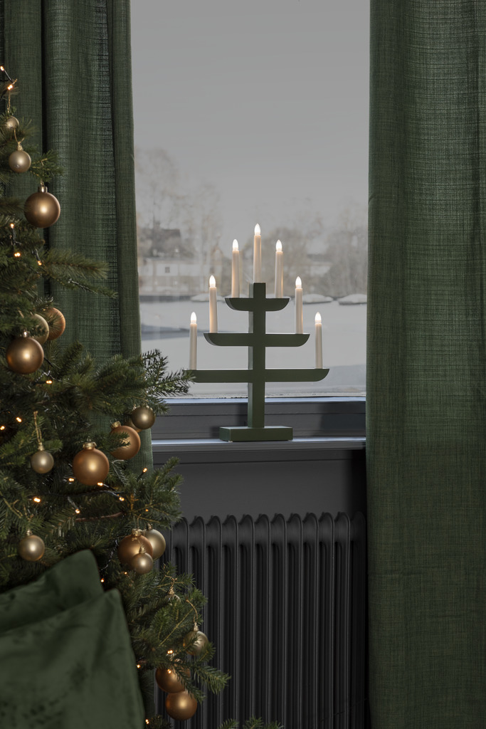 Candelabra 7 Lights Mørkegrøn Fra Konstsmide - Med sine tre stilfulde niveauer og syv varmhvide lys kombinerer den klassisk charme med moderne design.
