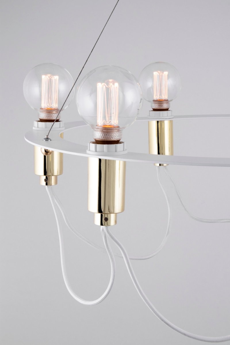 Cables Ø60 Hvid loftslampe Fra Globen Lighting - Loftslysekrone med skinnende messing h&aelig;ngende i en matlakeret cirkul&aelig;r hvid metalring.