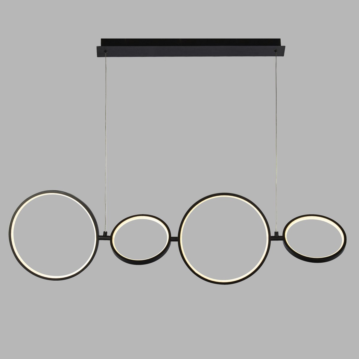 Cirque 110cm Sort loftslampe Fra Searchlight - Den sættes let på en central stang, og den færdige effekt er imponerende med de kontrasterende sorte og hvide cirkulære former.