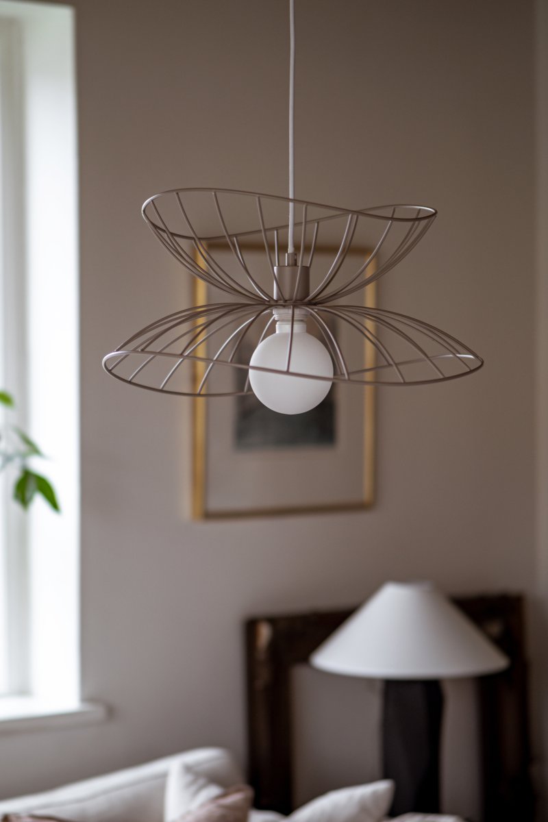 Ray Ø45 Beige loftslampe Fra Globen Lighting - De to sk&aelig;rme kan arrangeres p&aring; forskellige m&aring;der - enten placeret oven p&aring; hinanden eller monteret inden i hinanden for at skabe en lavere pendel.