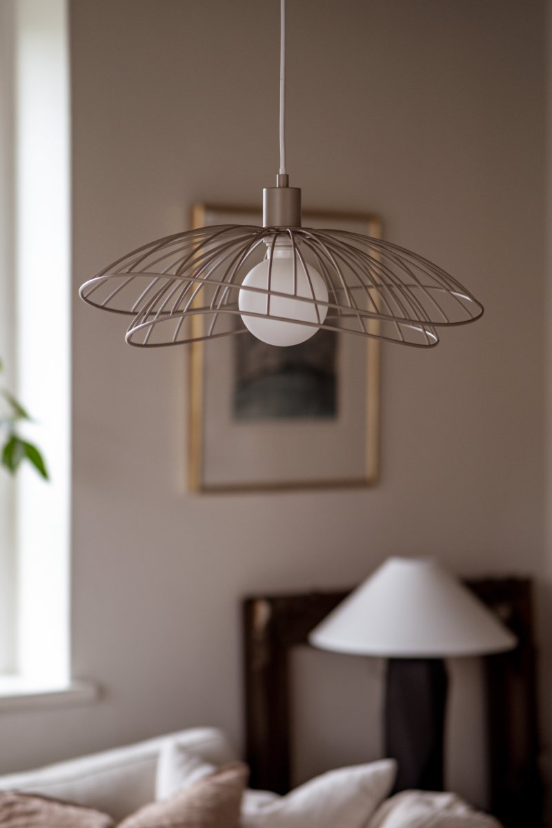 Ray Ø45 Beige loftslampe Fra Globen Lighting - De to sk&aelig;rme kan arrangeres p&aring; forskellige m&aring;der - enten placeret oven p&aring; hinanden eller monteret inden i hinanden for at skabe en lavere pendel.