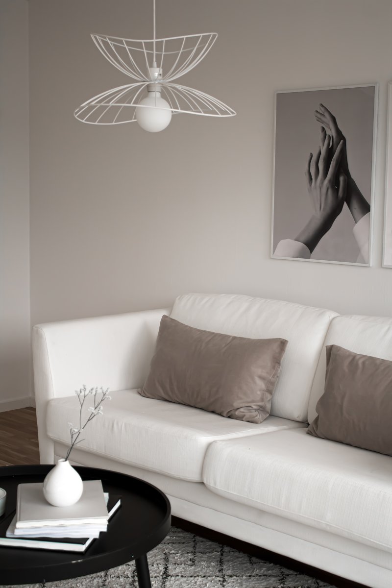 Ray Ø45 Hvid loftslampe Fra Globen Lighting - De to sk&aelig;rme kan arrangeres p&aring; forskellige m&aring;der - enten placeret oven p&aring; hinanden eller monteret inden i hinanden for at skabe en lavere pendel.