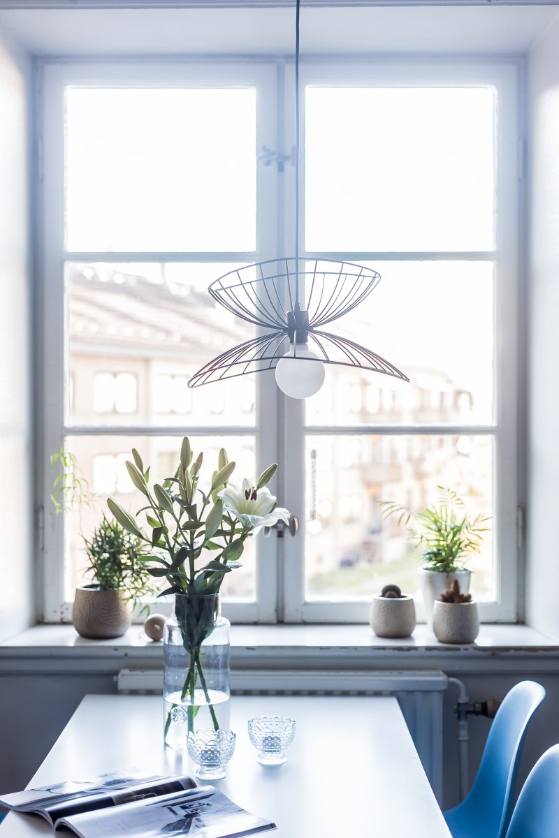 Ray Ø45 Sort loftslampe Fra Globen Lighting - De to sk&aelig;rme kan arrangeres p&aring; forskellige m&aring;der - enten placeret oven p&aring; hinanden eller monteret inden i hinanden for at skabe en lavere pendel.