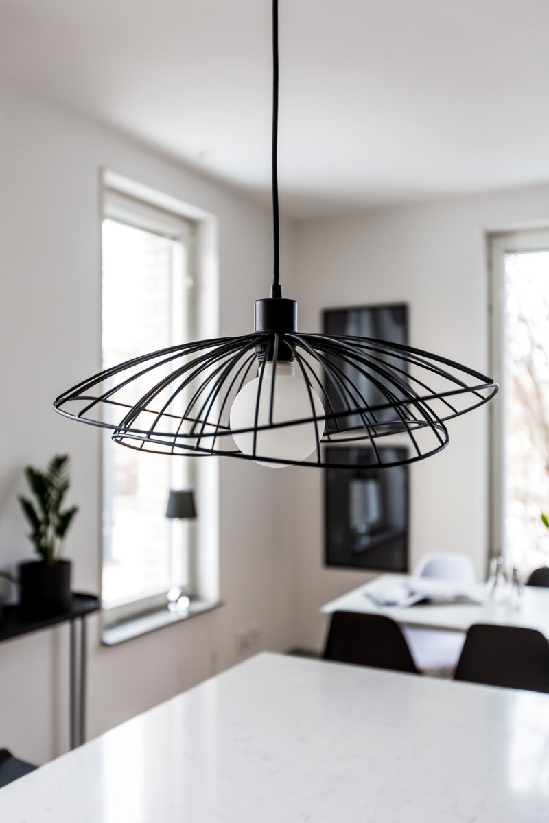 Ray Ø45 Sort loftslampe Fra Globen Lighting - De to sk&aelig;rme kan arrangeres p&aring; forskellige m&aring;der - enten placeret oven p&aring; hinanden eller monteret inden i hinanden for at skabe en lavere pendel.