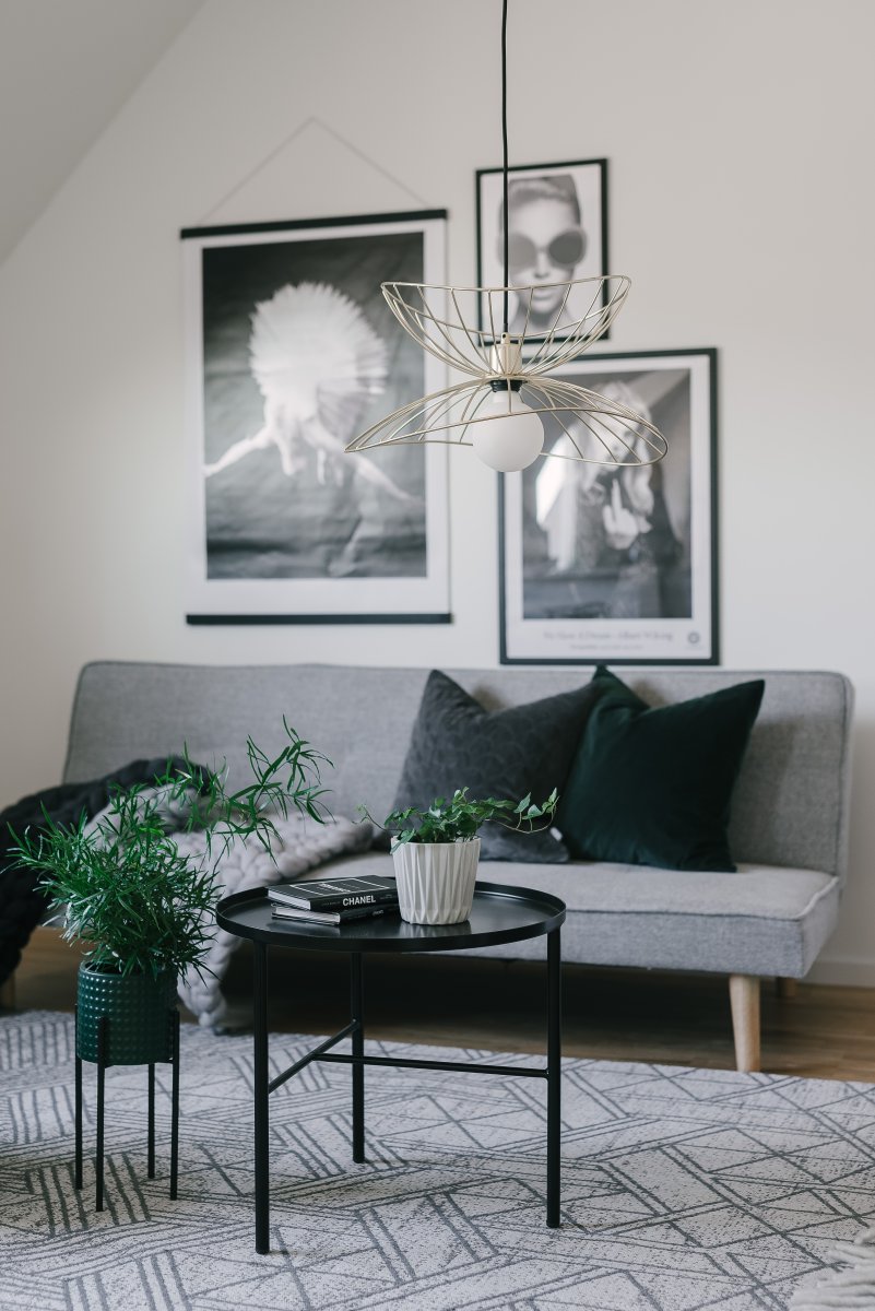 Ray Ø45 Børstet messing loftslampe Fra Globen Lighting - De to skærme kan arrangeres på forskellige måder - enten placeret oven på hinanden eller monteret inden i hinanden for at skabe en lavere pendel.