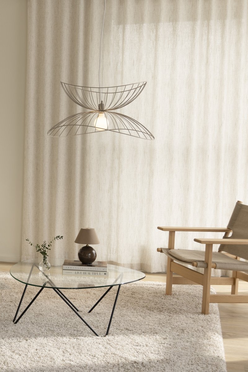 Ray Ø70 Beige loftslampe Fra Globen Lighting - De to skærme kan arrangeres på forskellige måder - enten placeret oven på hinanden eller monteret inden i hinanden for at skabe en lavere pendel.