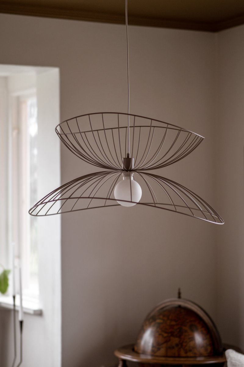 Ray Ø70 Beige loftslampe Fra Globen Lighting - De to skærme kan arrangeres på forskellige måder - enten placeret oven på hinanden eller monteret inden i hinanden for at skabe en lavere pendel.