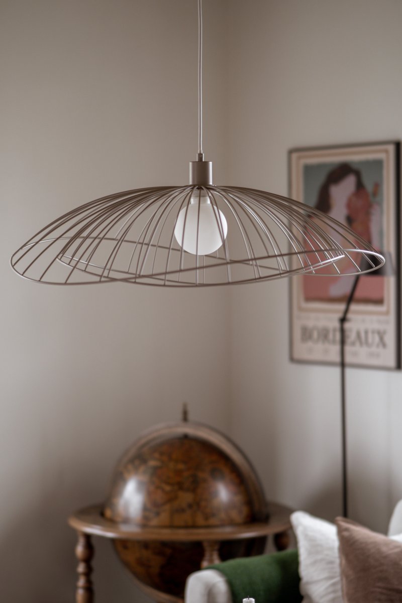 Ray Ø70 Beige loftslampe Fra Globen Lighting - De to skærme kan arrangeres på forskellige måder - enten placeret oven på hinanden eller monteret inden i hinanden for at skabe en lavere pendel.