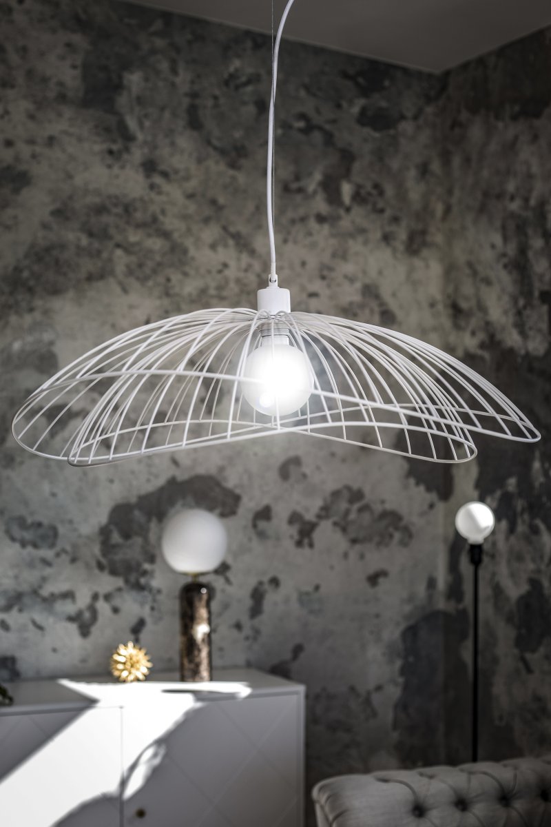 Ray Ø70 Hvid loftslampe Fra Globen Lighting - De to skærme kan arrangeres på forskellige måder - enten placeret oven på hinanden eller monteret inden i hinanden for at skabe en lavere pendel.