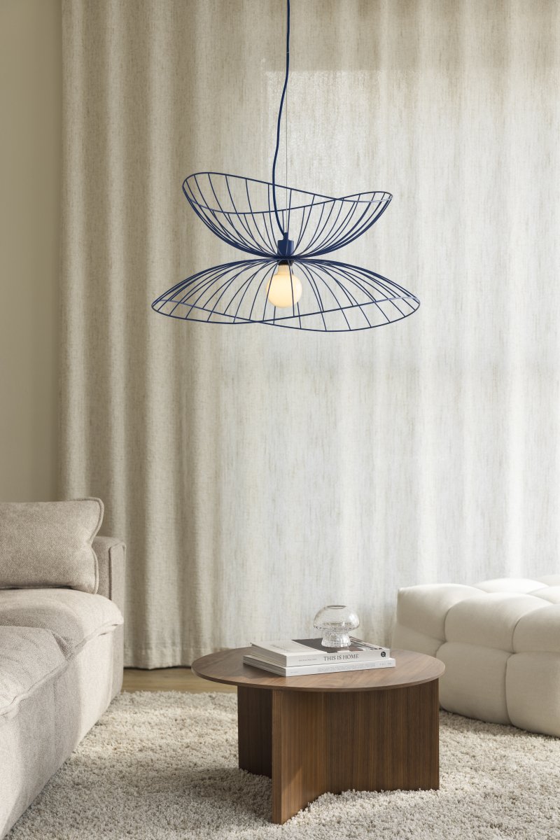 Ray Ø70 Blå loftslampe Fra Globen Lighting - De to skærme kan arrangeres på forskellige måder - enten placeret oven på hinanden eller monteret inden i hinanden for at skabe en lavere pendel.