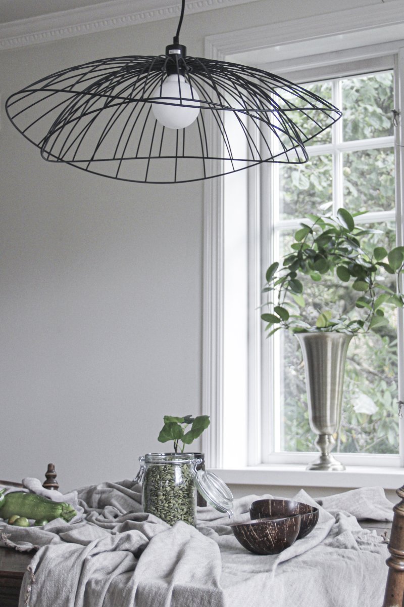 Ray Ø70 Sort loftslampe Fra Globen Lighting - De to skærme kan arrangeres på forskellige måder - enten placeret oven på hinanden eller monteret inden i hinanden for at skabe en lavere pendel.