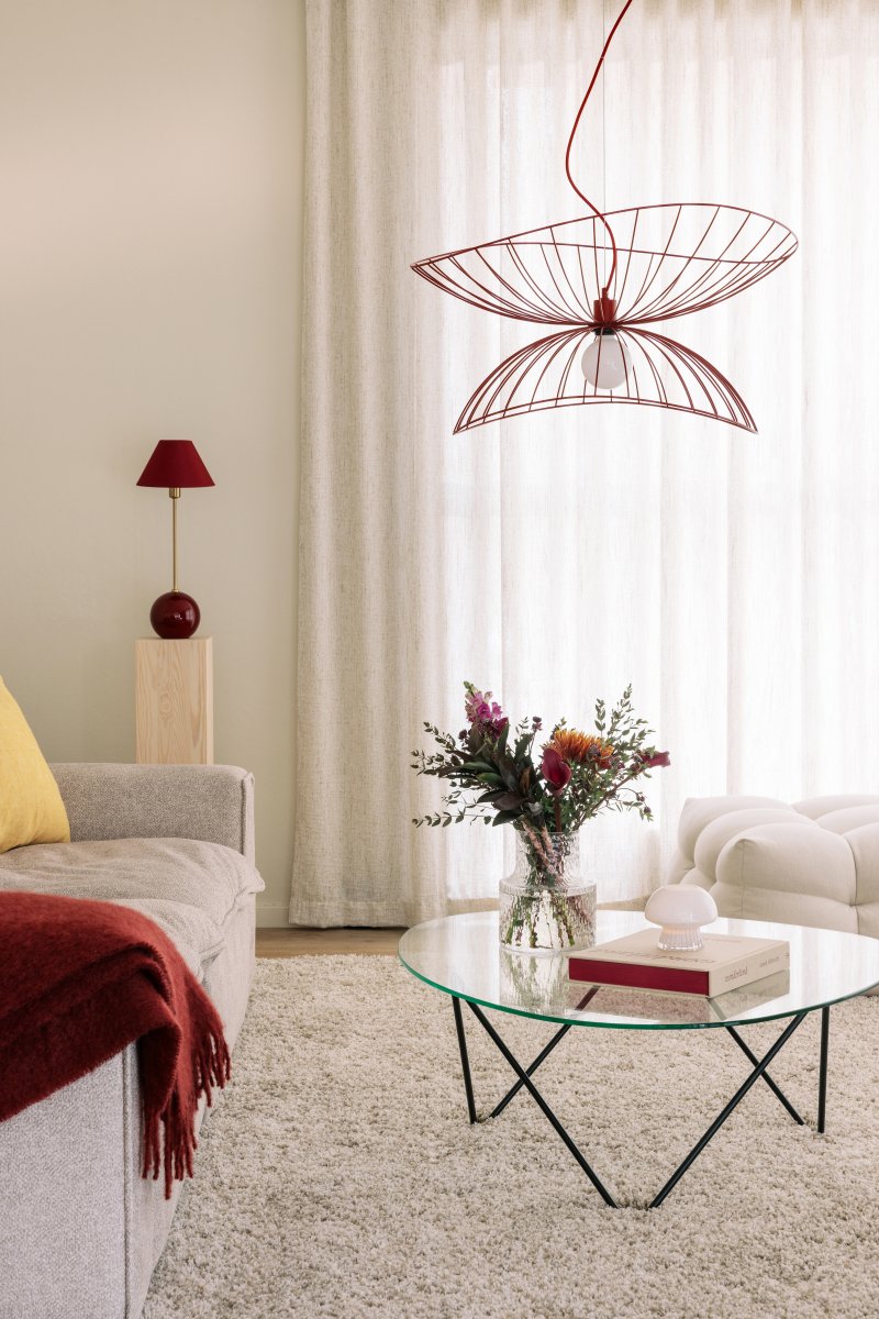 Ray Ø70 Bourgogne loftslampe Fra Globen Lighting - De to sk&aelig;rme kan arrangeres p&aring; forskellige m&aring;der - enten placeret oven p&aring; hinanden eller monteret inden i hinanden for at skabe en lavere pendel.