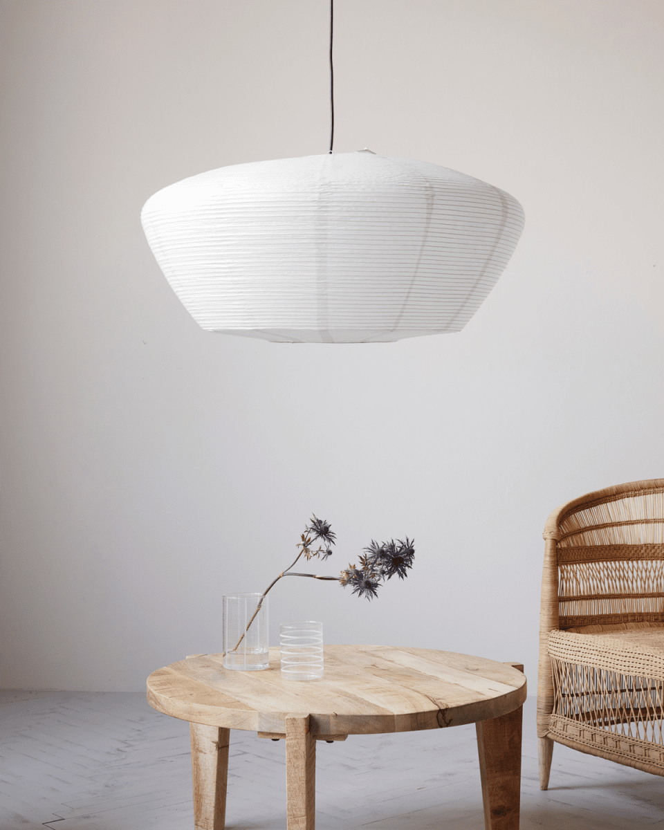 Bidar Skærm Ekskl. Ophæng Ø80 Hvid loftslampe Fra House Doctor - Lampeskærmens enkle og lette materiale skaber et blødt og naturligt lys, mens den smukke form giver interiøret et individuelt og personligt udtryk.