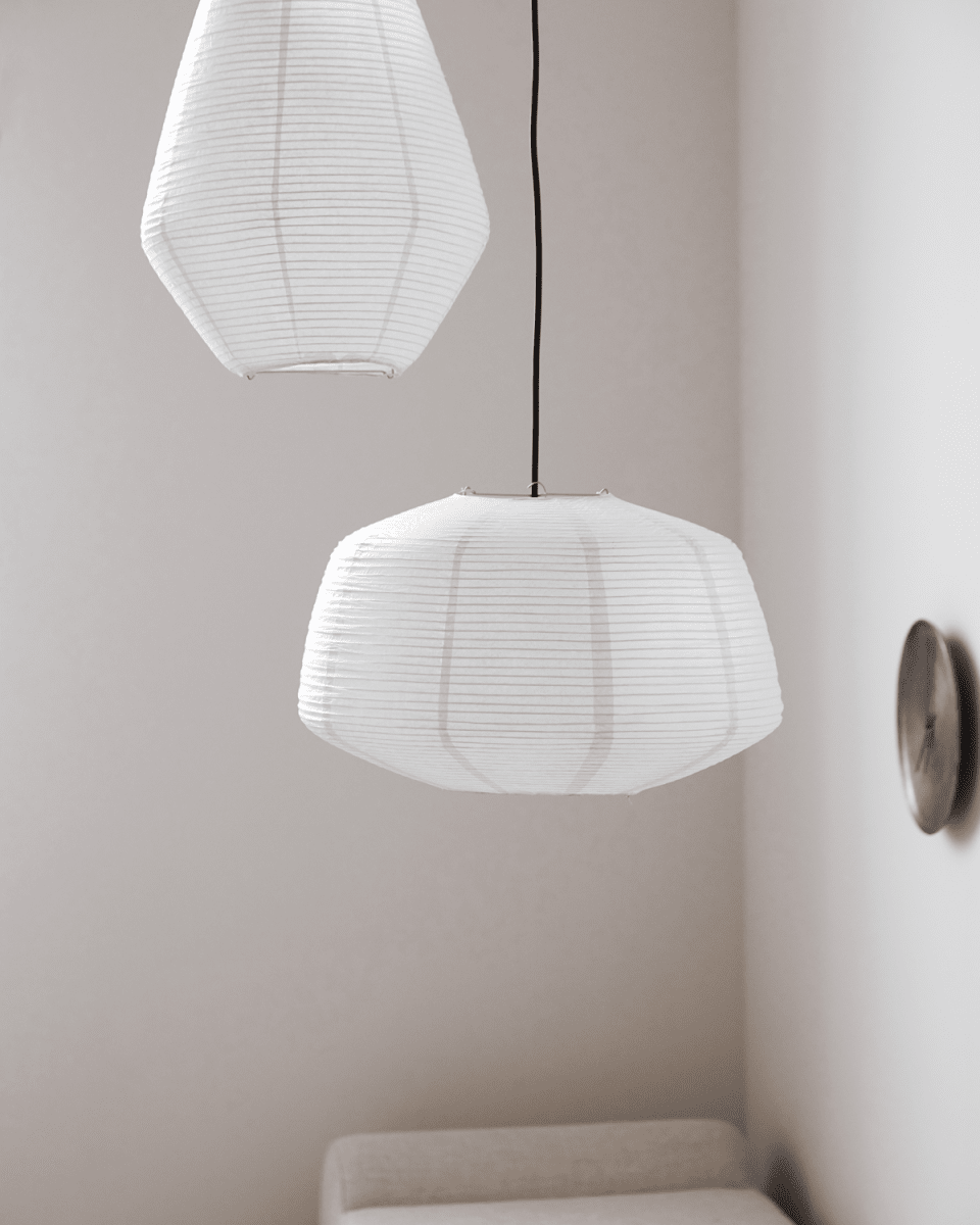 Bidar Skærm Ekskl. Ophæng Ø50 Hvid loftslampe Fra House Doctor - Det fine materiale giver et naturligt og behageligt lys og lampesk&aelig;rmens smukke form skaber et personligt look, der passer perfekt ind i ethvert hjem.