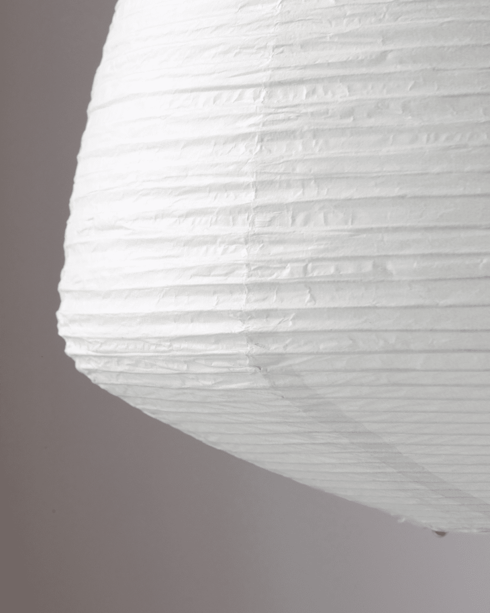 Bidar Skærm Ekskl. Ophæng Ø50 Hvid loftslampe Fra House Doctor - Det fine materiale giver et naturligt og behageligt lys og lampesk&aelig;rmens smukke form skaber et personligt look, der passer perfekt ind i ethvert hjem.