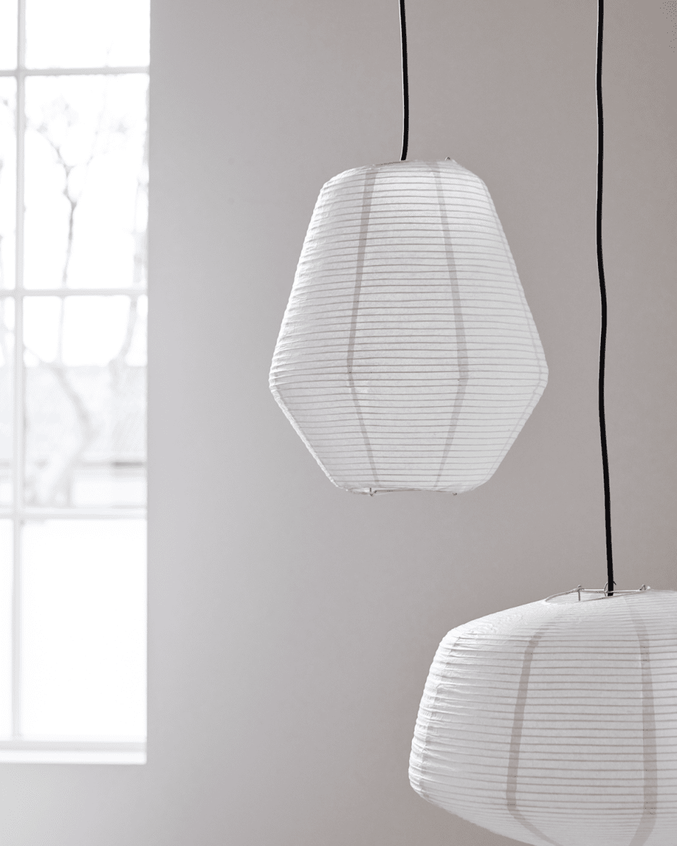 Bidar Skærm Ekskl. Ophæng Ø36 Hvid loftslampe Fra House Doctor - Bidars lette materiale giver et naturligt lys, mens formen giver et personligt udtryk og skaber et design, hvor funktion og æstetik spiller perfekt sammen.