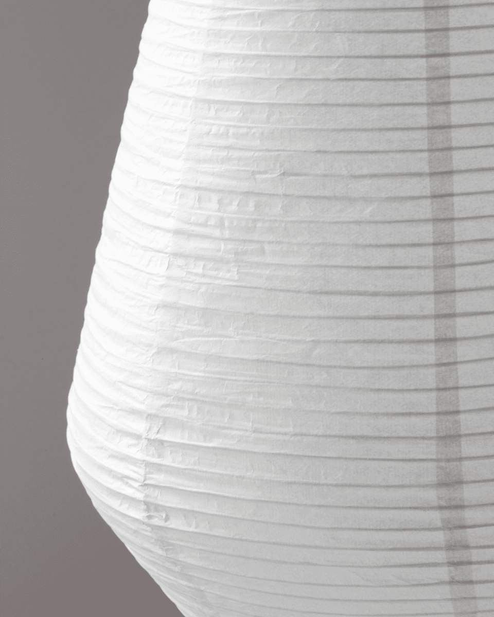 Bidar Skærm Ekskl. Ophæng Ø36 Hvid loftslampe Fra House Doctor - Bidars lette materiale giver et naturligt lys, mens formen giver et personligt udtryk og skaber et design, hvor funktion og æstetik spiller perfekt sammen.