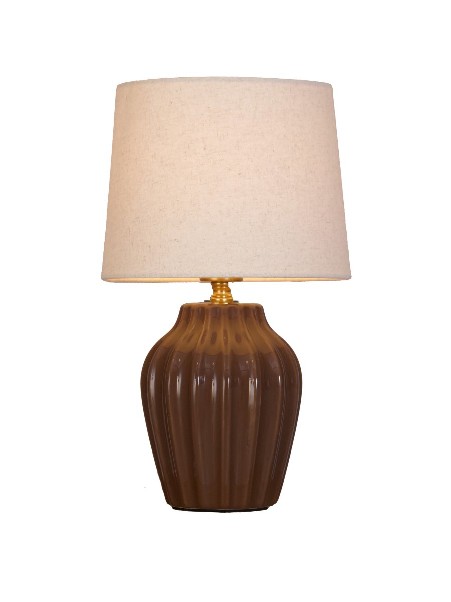 Lyon 32cm Brun bordlampe Fra PR Home - Med sit stilfulde og indbydende design passer Lyon lige godt p&aring; et sidebord, natbord eller i et vindue, hvor den bliver et dekorativt og stemningsfuldt element i b&aring;de klassiske og moderne hjem.
