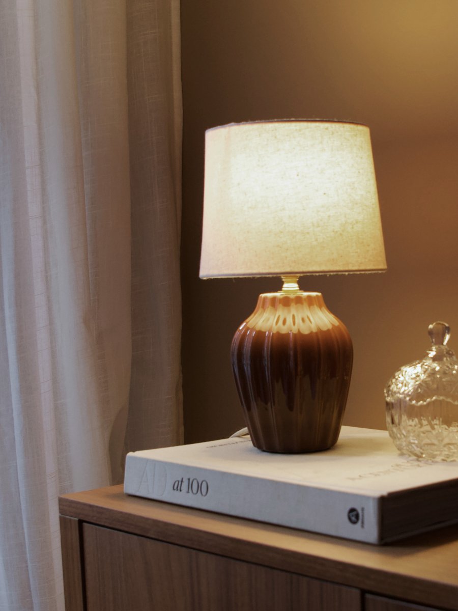 Lyon 32cm Brun bordlampe Fra PR Home - Med sit stilfulde og indbydende design passer Lyon lige godt p&aring; et sidebord, natbord eller i et vindue, hvor den bliver et dekorativt og stemningsfuldt element i b&aring;de klassiske og moderne hjem.
