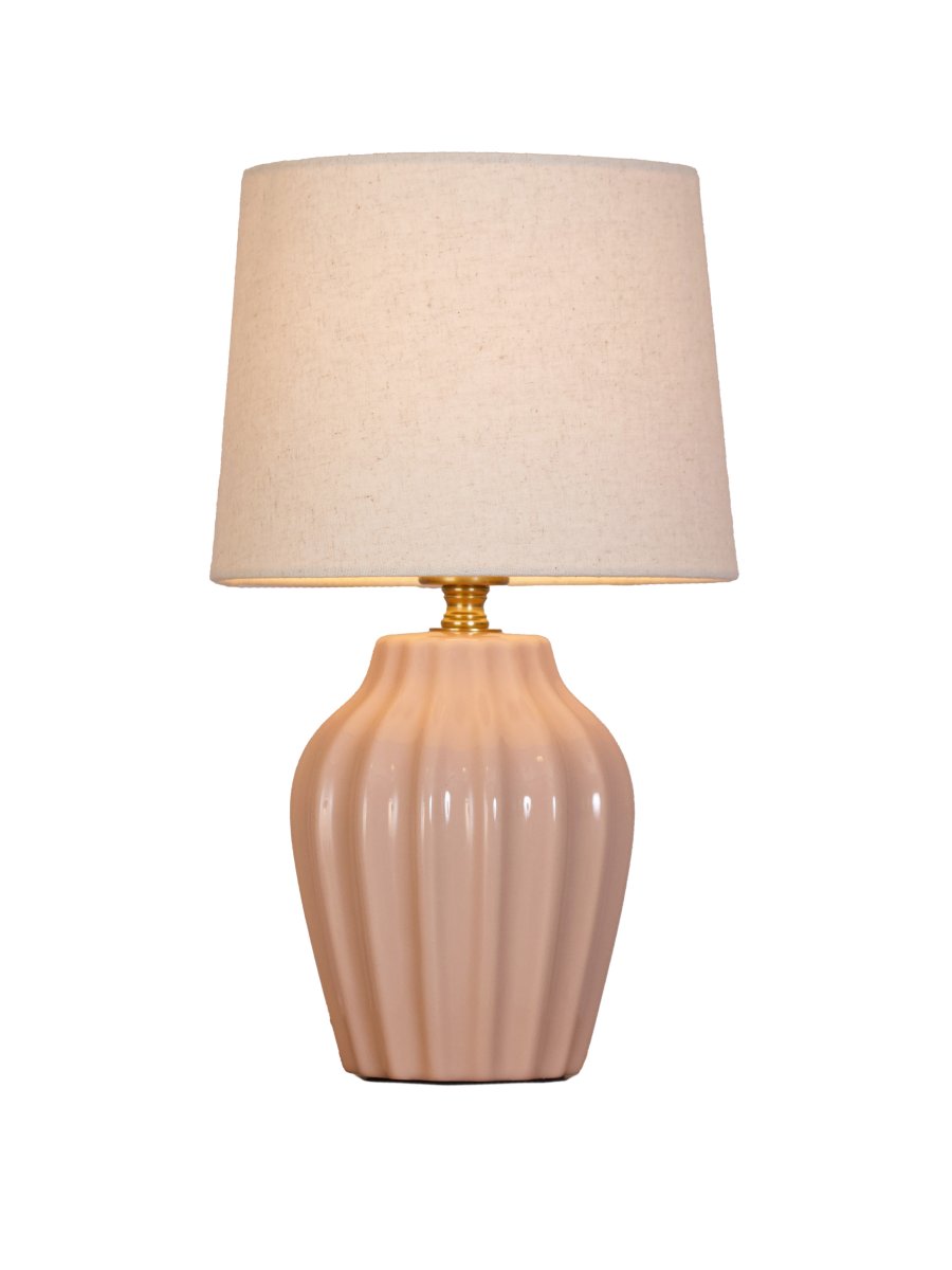Lyon 32cm Lyserød bordlampe Fra PR Home - Med sit stilfulde og indbydende design passer Lyon lige godt p&aring; et sidebord, natbord eller i et vindue, hvor den bliver et dekorativt og stemningsfuldt element i b&aring;de klassiske og moderne hjem.
